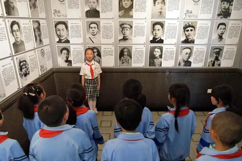 一群小孩在教室里描述已自动生成