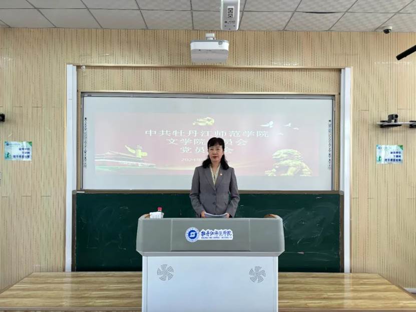 人站在电视前中度可信度描述已自动生成