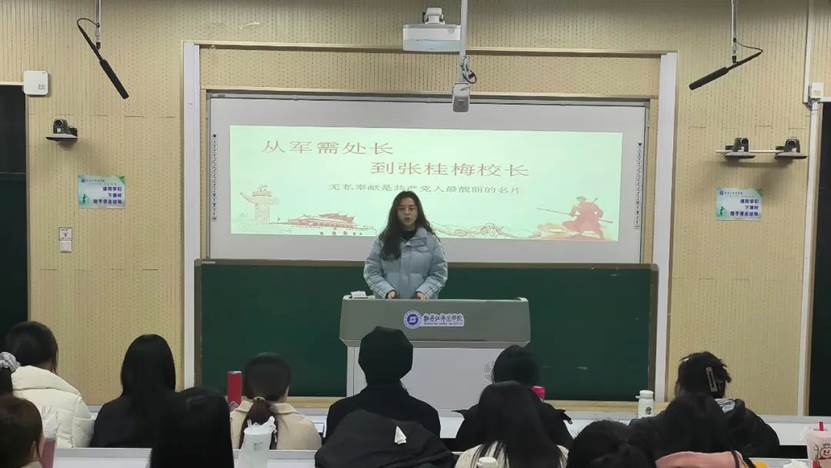 一群人在房间里的电视描述已自动生成