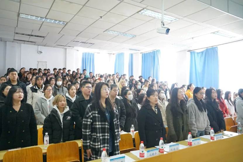 会议室里的人们描述已自动生成