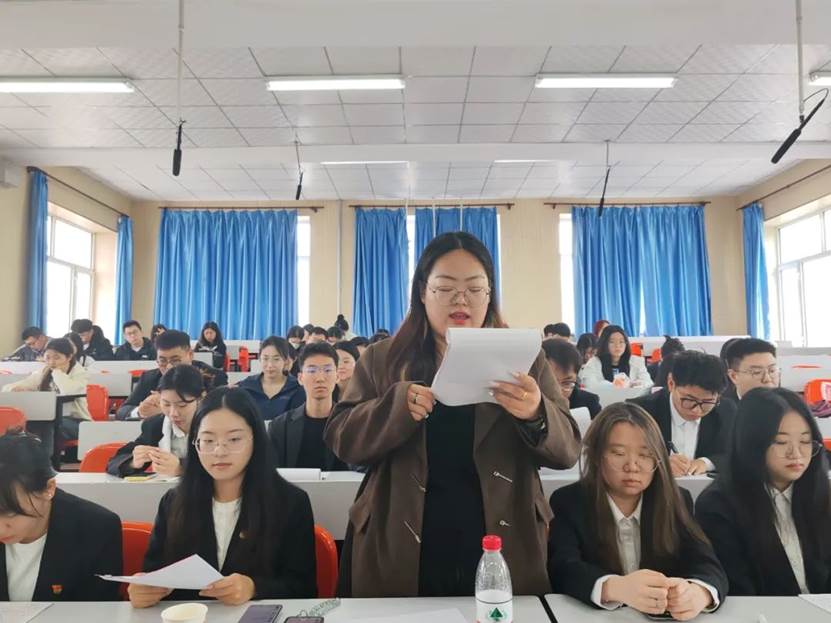 会议室里的人们描述已自动生成